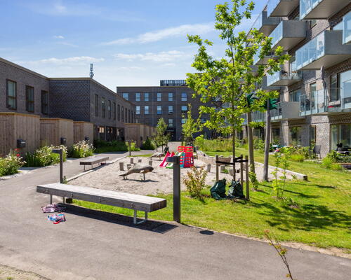 Dejlig 4-værelses bolig med god planløsning, egen altan, lyst materialevalg og gulvarme i hele hjemmet.