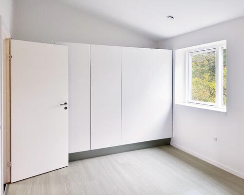 Lys og moderne 1. sals lejlighed med alt i hårde hvidevarer