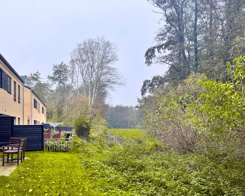 Lys og moderne 1. sals lejlighed med alt i hårde hvidevarer