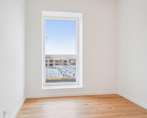 Dejlig 4-værelses bolig med god planløsning, egen altan, lyst materialevalg og gulvarme i hele hjemmet.