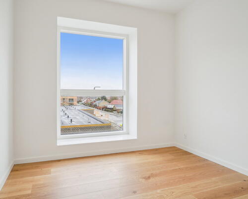 Dejlig 4-værelses bolig med god planløsning, egen altan, lyst materialevalg og gulvarme i hele hjemmet.