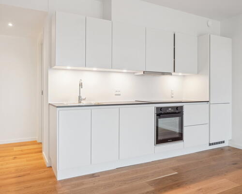 Dejlig 4-værelses bolig med god planløsning, egen altan, lyst materialevalg og gulvarme i hele hjemmet.