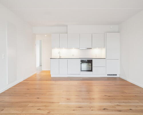 Dejlig 4-værelses bolig med god planløsning, egen altan, lyst materialevalg og gulvarme i hele hjemmet.