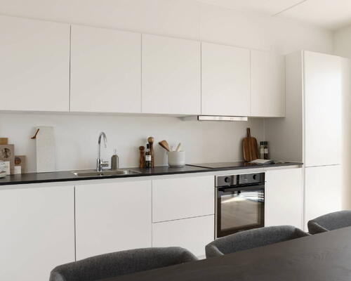 Dejlig 4-værelses bolig med god planløsning, egen altan, lyst materialevalg og gulvarme i hele hjemmet.