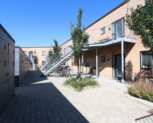 Dejlig lys 3-vær. lejlighed i stueplan med egen terrasse i populært område i Aarhus V.