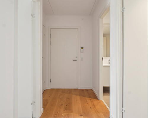 Veldisponeret og delevenlig 5-værelses bolig, med moderne køkkenø, to toiletter og stor altan - Ingen bindingsperiode!