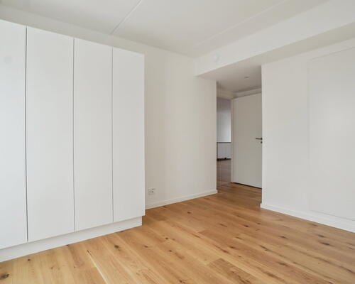 Veldisponeret og delevenlig 5-værelses bolig, med moderne køkkenø, to toiletter og stor altan - Ingen bindingsperiode!