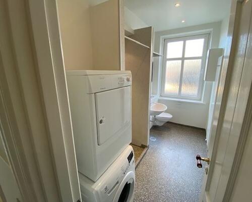 Stor, flot lejlighed beliggende i gågaden.