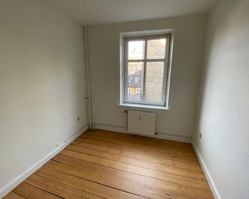 Stor, flot lejlighed beliggende i gågaden.