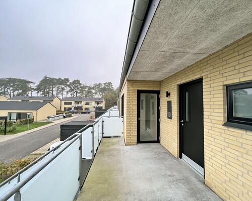 Lys og moderne 1. sals lejlighed med alt i hårde hvidevarer