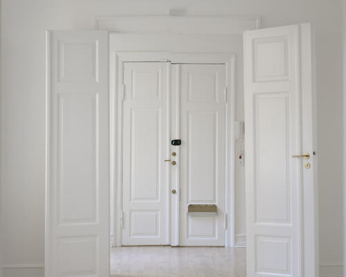 Lys bolig med gode indretningsmuligheder i Frederiksstaden