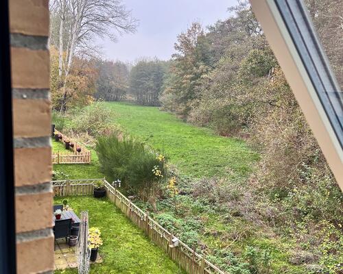 Lys og moderne 1. sals lejlighed med alt i hårde hvidevarer