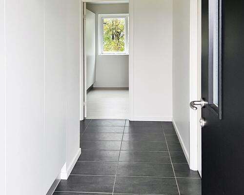 Lys og moderne 1. sals lejlighed med alt i hårde hvidevarer