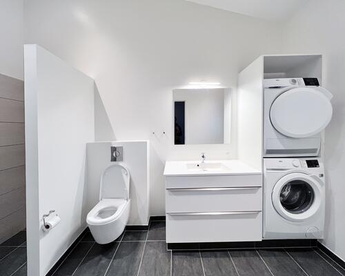 Lys og moderne 1. sals lejlighed med alt i hårde hvidevarer