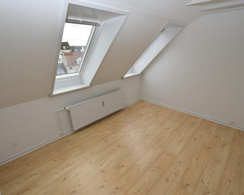 Lys taglejlighed med moderne detaljer og central beliggenhed