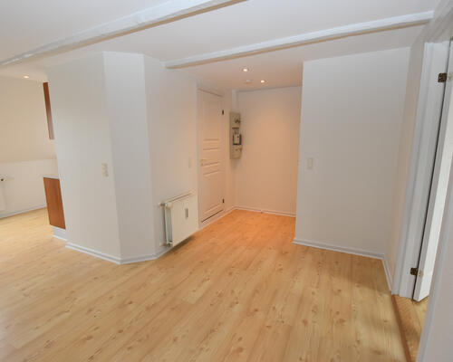 Lys taglejlighed med moderne detaljer og central beliggenhed