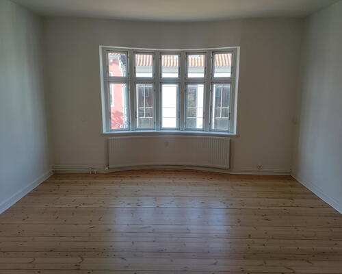 Lys og delevenlig 4-værelses på 125 m2 med karnap og opvaskemaskine