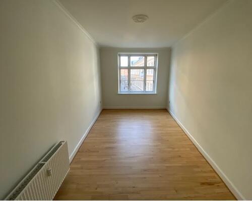 Stor, flot lejlighed beliggende i gågaden.