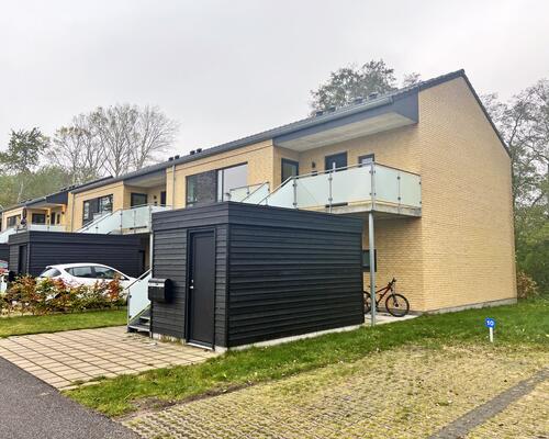 Lys og moderne 1. sals lejlighed med alt i hårde hvidevarer