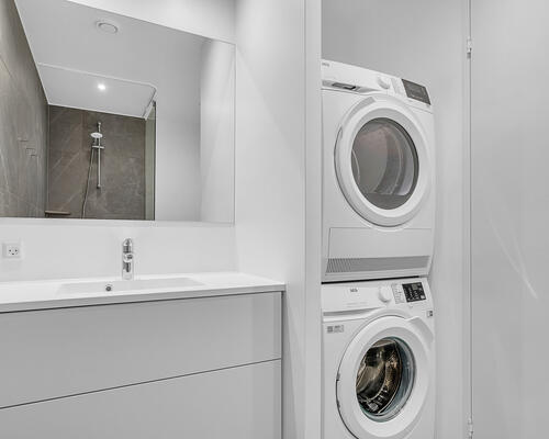 Moderne lejlighed med altan og fjordudsigt i Nørresundby