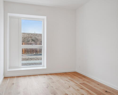 Rummelig og moderne 3-værelses lejlighed med god terrasse, gulvvarme i hele boligen og lyst køkken-alrum!