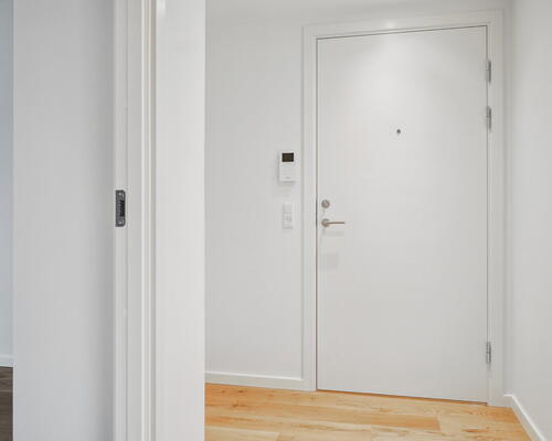 Rummelig og moderne 3-værelses lejlighed med god terrasse, gulvvarme i hele boligen og lyst køkken-alrum!