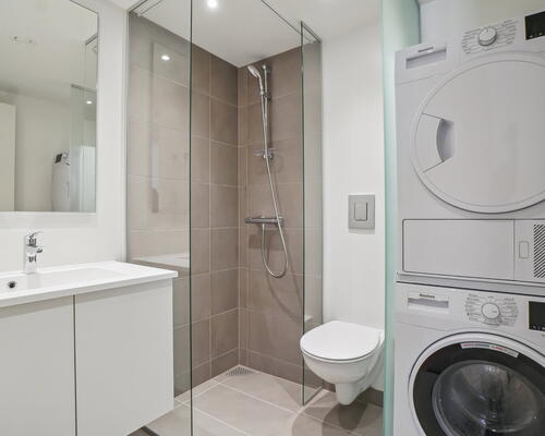 Veldisponeret og delevenlig 5-værelses bolig, med moderne køkkenø, to toiletter og stor altan - Ingen bindingsperiode!