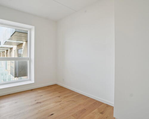 Veldisponeret og delevenlig 5-værelses bolig, med moderne køkkenø, to toiletter og stor altan - Ingen bindingsperiode!