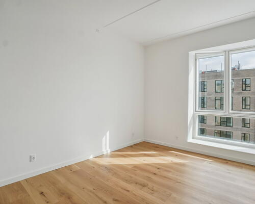 Veldisponeret og delevenlig 5-værelses bolig, med moderne køkkenø, to toiletter og stor altan - Ingen bindingsperiode!