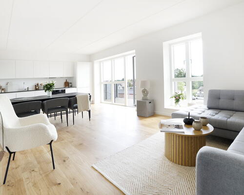 Veldisponeret og delevenlig 5-værelses bolig, med moderne køkkenø, to toiletter og stor altan - Ingen bindingsperiode!