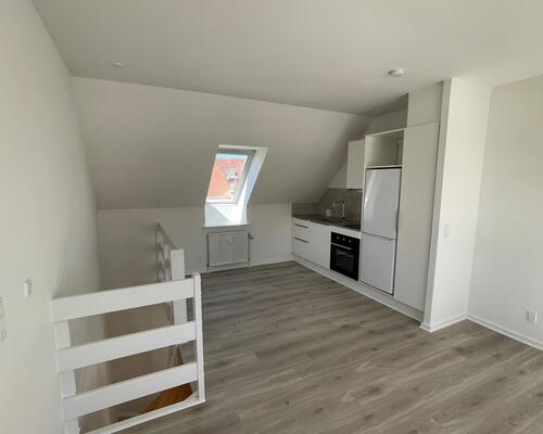 Nyrenoveret 2-værelses i 2 plan.