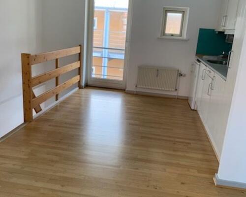 Nyrenoveret 2-værelses i 2 plan.