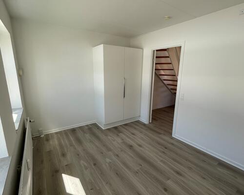 Nyrenoveret 2-værelses i 2 plan.