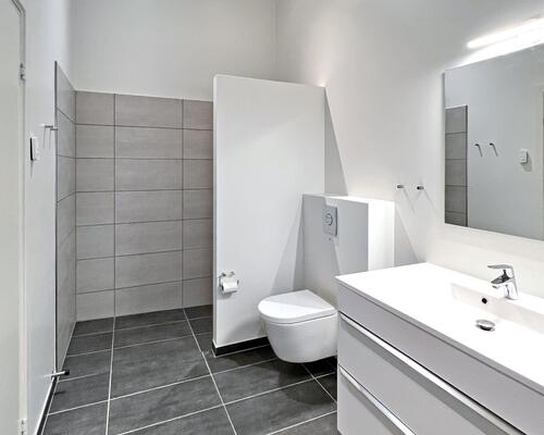 Lys og moderne 1. sals lejlighed med alt i hårde hvidevarer