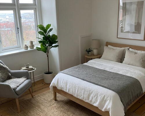 Lys og delevenlig lejlighed med godt lysindfald og central beliggenhed