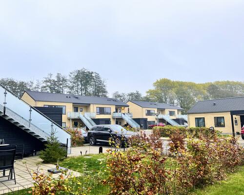 Lys og moderne 1. sals lejlighed med alt i hårde hvidevarer