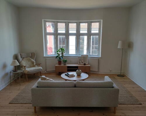 Lys og delevenlig 4-værelses på 125 m2 med karnap og opvaskemaskine