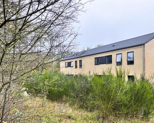 Lys og moderne 1. sals lejlighed med alt i hårde hvidevarer