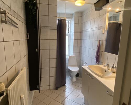 Dejlig 2 vær. lejlighed på Nørretorv, husdyr tilladt.