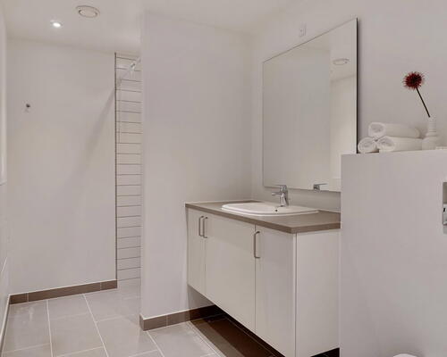 Lys 2-værelses bolig med solrig altan. Depotrum i kælderen, og tæt på indkøb og natur