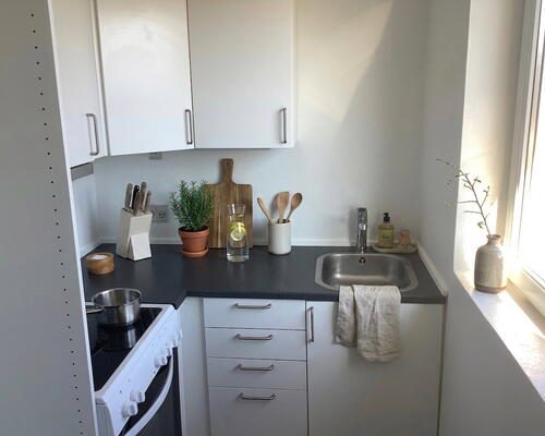 Lys 1-værelses på 37 m2 med separat køkken og parkering – tæt på indkøb, bus og fritidsliv