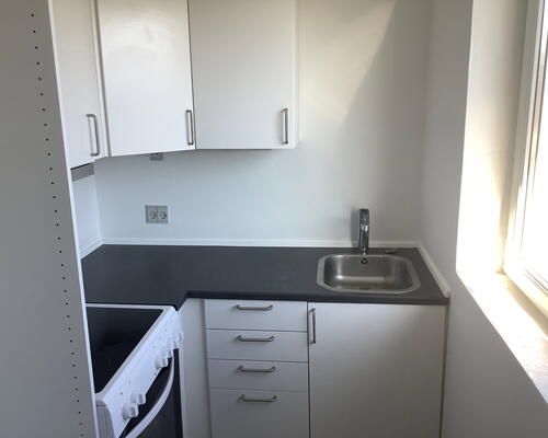 Lys 1-værelses på 37 m2 med separat køkken og parkering – tæt på indkøb, bus og fritidsliv