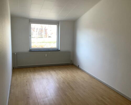 Lys 1-værelses på 37 m2 med separat køkken og parkering – tæt på indkøb, bus og fritidsliv