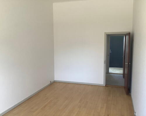 Lys 1-værelses på 37 m2 med separat køkken og parkering – tæt på indkøb, bus og fritidsliv