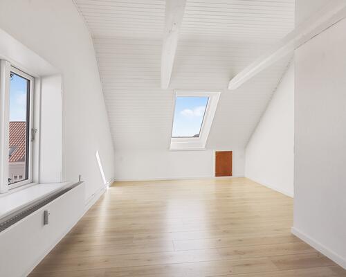 Stor og lys luksuslejlighed i 2 etager – i alt 168 m²