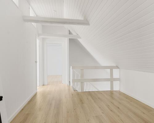 Stor og lys luksuslejlighed i 2 etager – i alt 168 m²