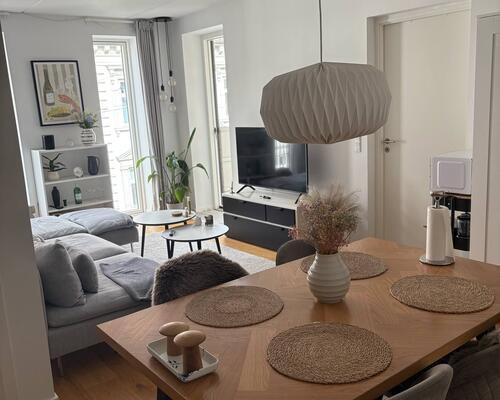 Unik 3-værelses med altan og adgang til stor tagterrasse – centralt beliggende