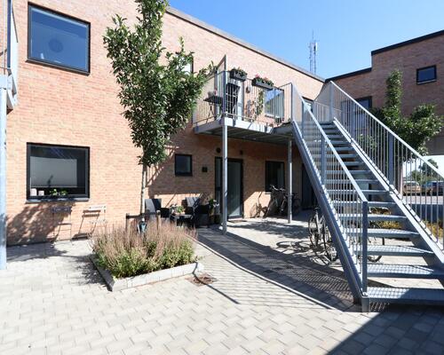 Dejlig lys 3-vær. lejlighed i stueplan med egen terrasse i populært område i Aarhus V.