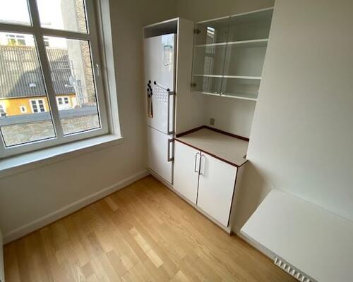 Stor, flot lejlighed beliggende i gågaden.