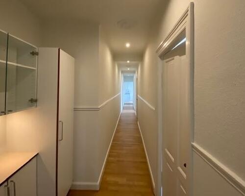 Stor, flot lejlighed beliggende i gågaden.